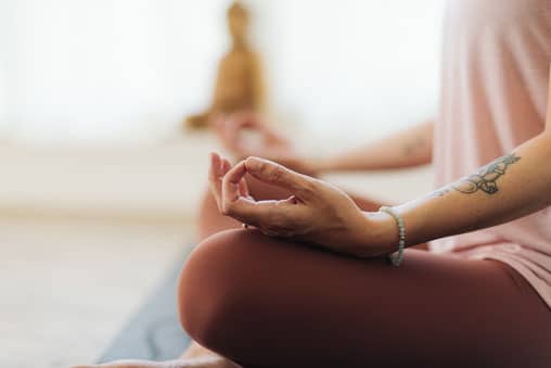 Frau in Yogakleidung in Meditationshaltung