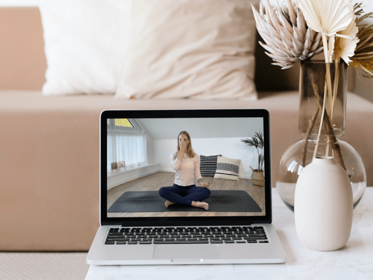 Laptop auf Tisch mit Videovorschau