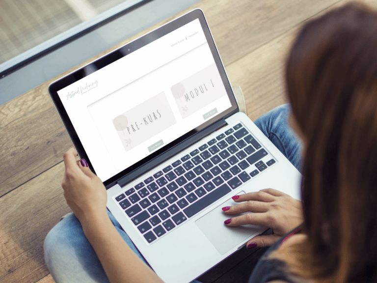 Brünette Frau am Laptop schaut auf den Bildschirm auf dem mein Mitgliederbereich zu sehen ist