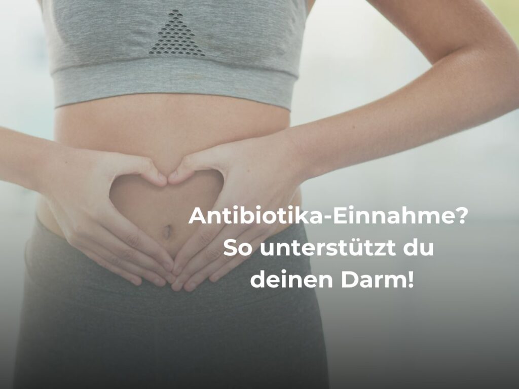 Frau in Sport-BH mit Händen auf dem nackten Bauch liegend