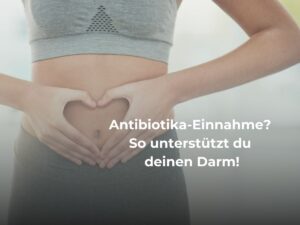 Frau in Sport-BH mit Händen auf dem nackten Bauch liegend