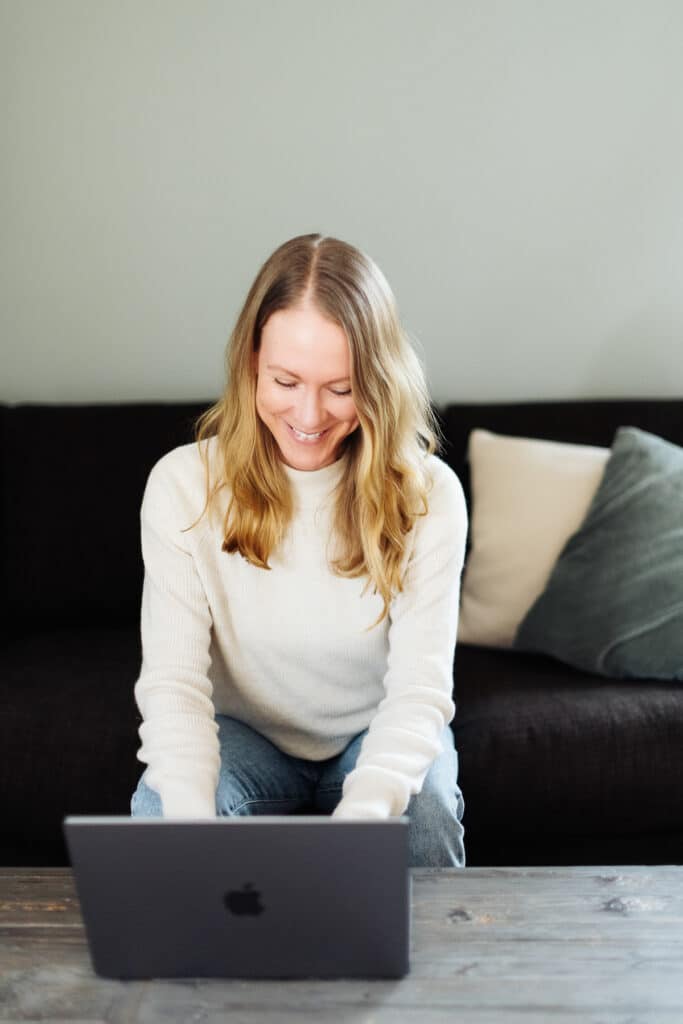 Astrid Nöhring Hormoncoach und Yogatherapeutin am Laptop arbeitend