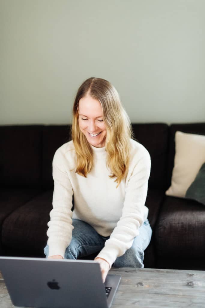 Astrid Nöhring Hormoncoach und Yogatherapeutin am Laptop arbeitend