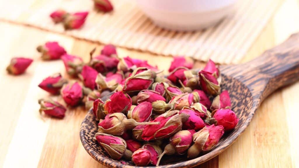 Rosenblätter als Tee, ein wohltuendes Mittel in der Frauenheilkunde