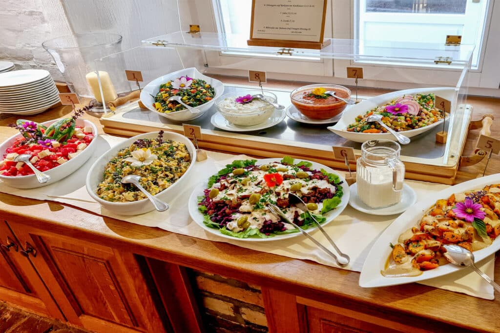 Vegetarisches Buffet mit Köstlichkeiten im Hotel Gutshaus Parin