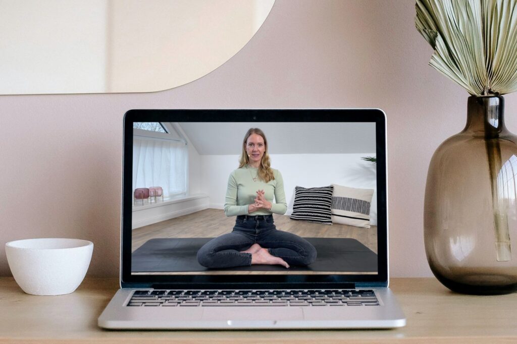 Onlineprogramme für Hormonyoga, Hormonbalance, Frauengesundheit - Laptop mit blonder Frau auf dem Bildschirm