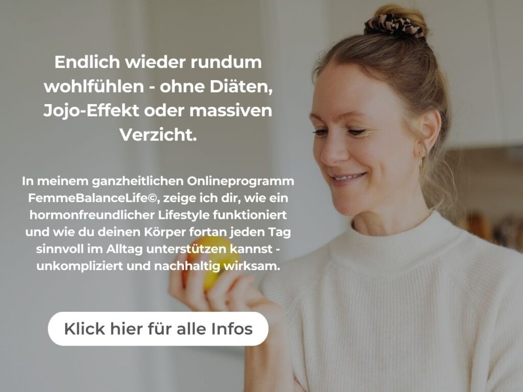 Blonde Frau mit hochgebundenen Haare schaut einen Apfel an, den sie in der Hand hält