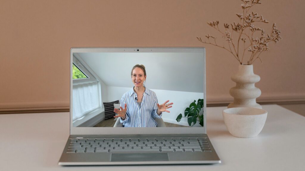Astrid Nöhring, Hormoncoach für Frauen, präsentiert Onlinekurs