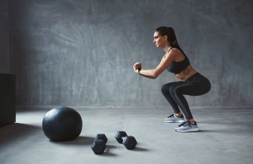 Frau in den 30ern beim Krafttraining