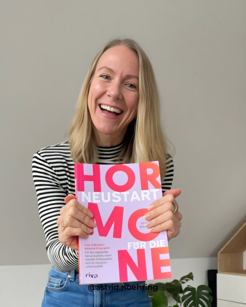 Hormoncoach und Autorin Astrid Nöhring zeigt ihr Buch Neustart für die Hormone