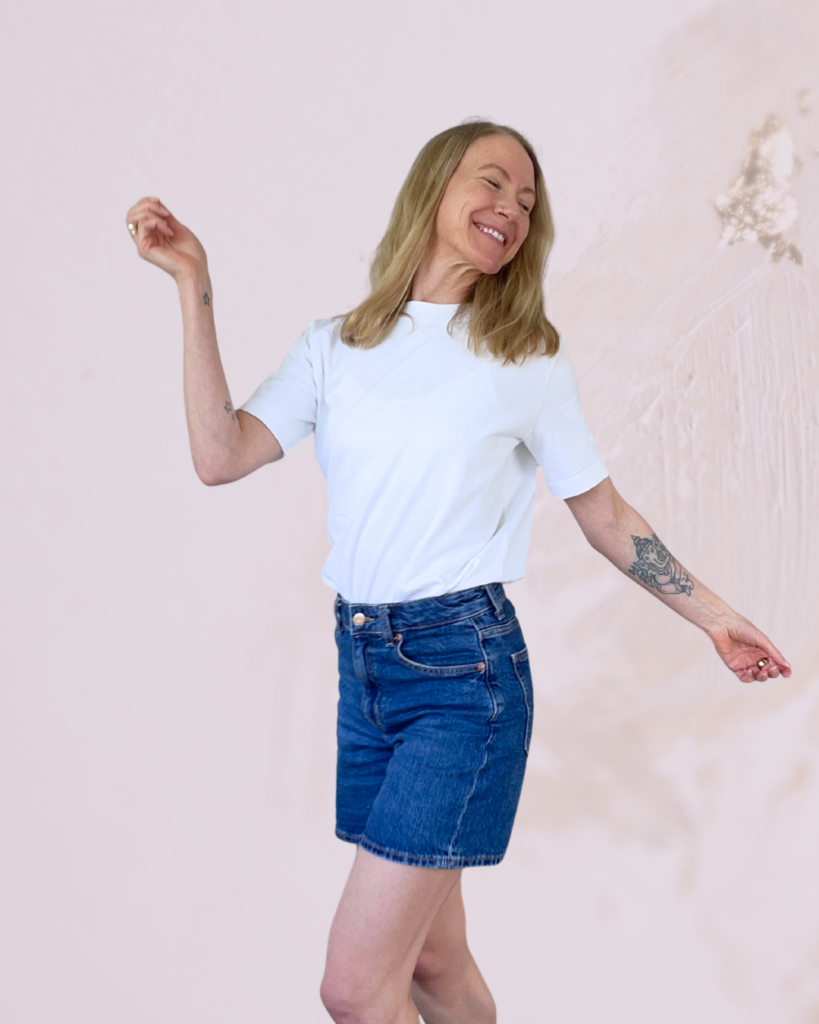 Glücklich und ausgewogene blonde Frau in Balance