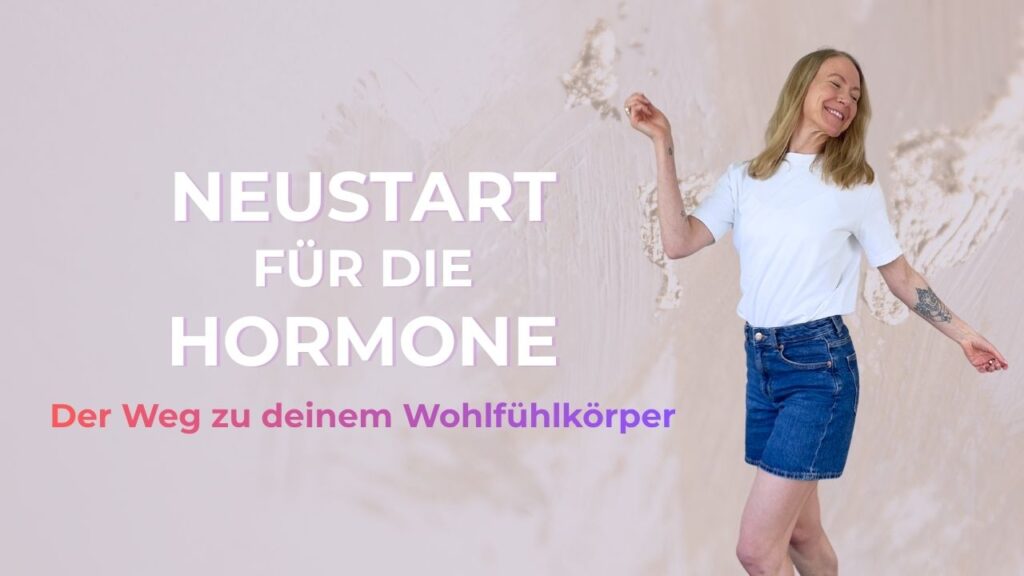 Blonde Frau in weißem T-Shirt und blauer kurzer Jeans versprüht Lebensfreude und Leichtigkeit