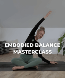 Blonde Frau macht Yoga für die Hormonbalance und das Nervensystem